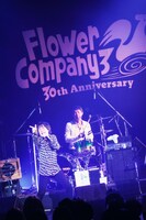 左から鈴木圭介（Vo）、ミスター小西（Dr）。（撮影：新保勇樹）