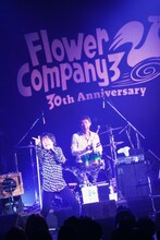 左から鈴木圭介（Vo）、ミスター小西（Dr）。（撮影：新保勇樹）