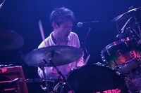 ミスター小西（Dr）（撮影：新保勇樹）