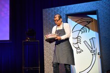 カラオケボックスの店員としてドリンクなどを運ぶ“熊さん”ことNegiccoマネージャーの熊倉維仁氏。