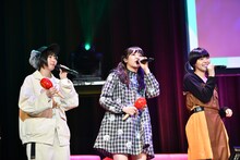 左から安本彩花、中山莉子、Megu。