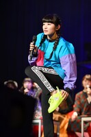 鮮やかな蛍光色のスニーカーをアピールする柏木ひなた。