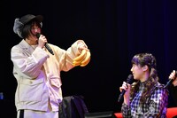 リュックからバナナを取り出す安本彩花（左）。