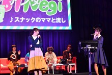 「アンタ」を歌う真山りか（左）とNao☆（右）。