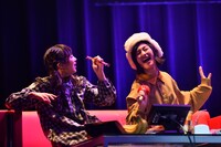 ソファで盛り上がるエビ中およびエビネギ最年少コンビ、中山莉子（左）と小林歌穂（右）。