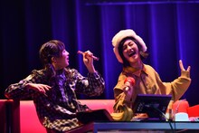 ソファで盛り上がるエビ中およびエビネギ最年少コンビ、中山莉子（左）と小林歌穂（右）。