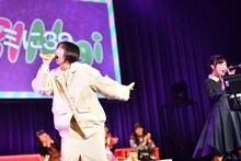 Nao☆（右）が歌う「キミに39」で気分が高まり、バナナを手にステージへと飛び出してきた安本彩花（左）。