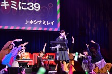 星名美怜のソロナンバー「キミに39」を歌うNao☆（中央）をケチャで盛り上げるエビネギ。