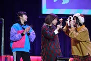 じゃれるKaede(中央)と小林歌穂(右)。