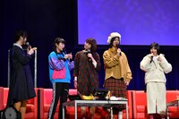 Nao☆（左端）のギャグに首をかしげるKaede（中央）。