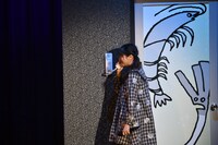 ドリンクを追加発注する中山莉子。