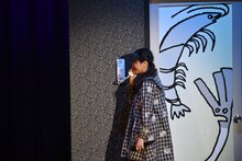 ドリンクを追加発注する中山莉子。