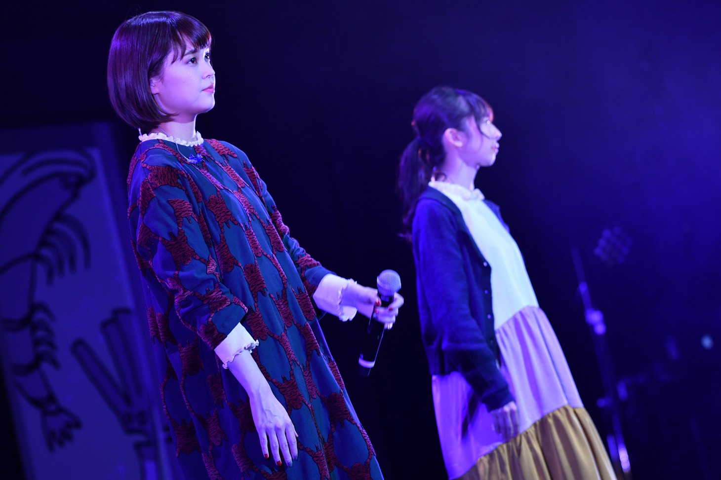 鈴木亜美「それもきっとしあわせ」を歌うKaede（左）と真山りか（右）。