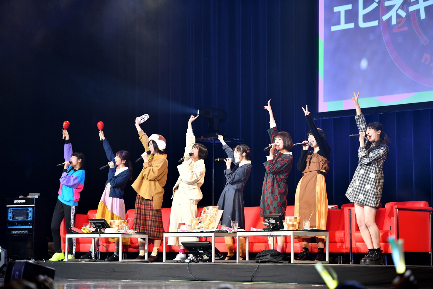 「エビネギ・オーライ！」を歌うエビネギ。