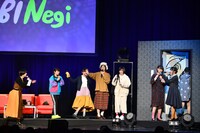 Megu（左端）に会計を任せてカラオケボックスを退出するエビネギ。