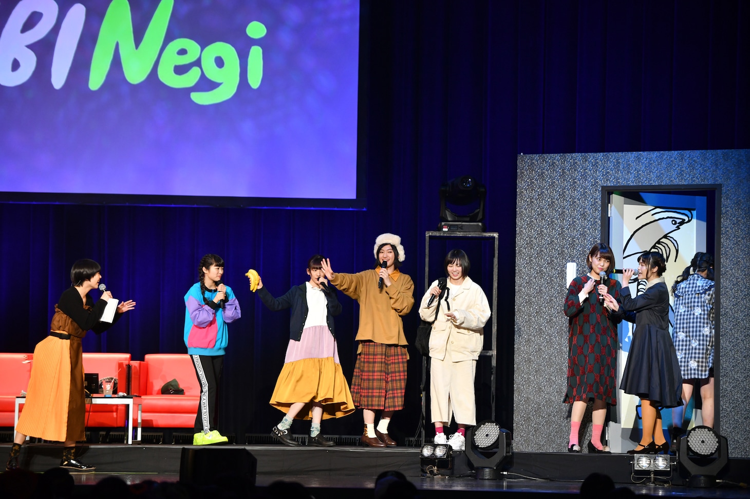 Megu（左端）に会計を任せてカラオケボックスを退出するエビネギ。