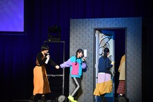 Megu（左端）の手を引いて帰る柏木ひなた（左から2番目）。