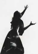 作品「ATSUSHI TAKAHASHI（Dragon Ash）」。たまたまフィルム現像中に静電気が発生し、雷をまとったような奇跡的な写真。2017年撮影。（写真提供：アミタマリ）