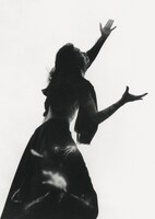 作品「ATSUSHI TAKAHASHI（Dragon Ash）」。たまたまフィルム現像中に静電気が発生し、雷をまとったような奇跡的な写真。2017年撮影。（写真提供：アミタマリ）