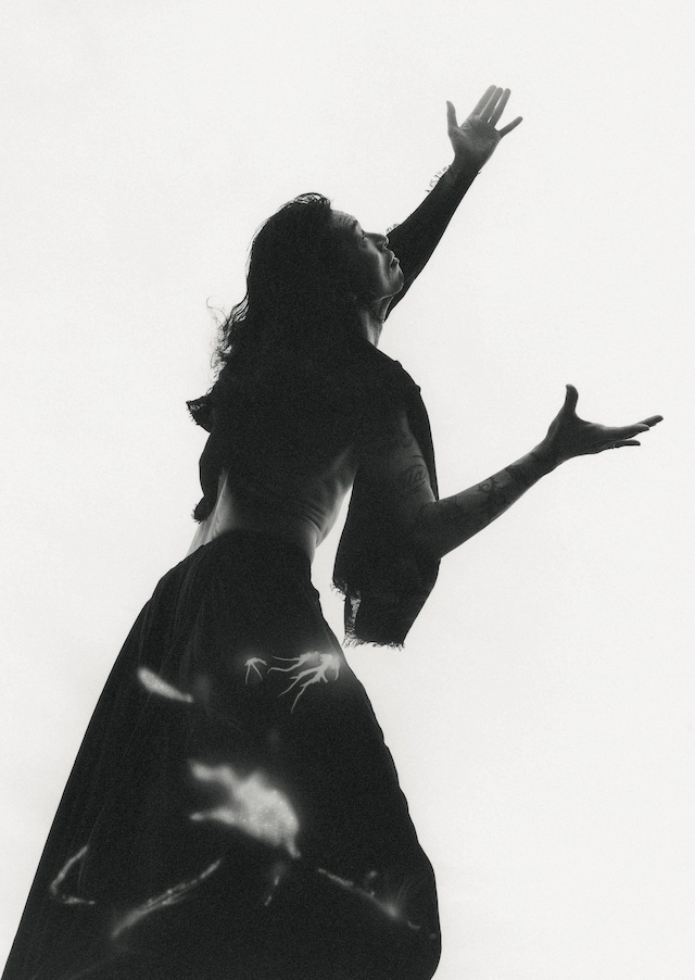 作品「ATSUSHI TAKAHASHI（Dragon Ash）」。たまたまフィルム現像中に静電気が発生し、雷をまとったような奇跡的な写真。2017年撮影。（写真提供：アミタマリ）