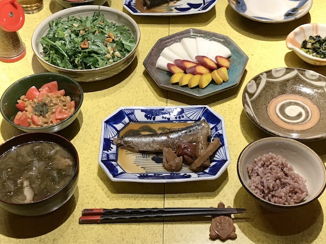 平日の夕食は和食が主。味噌は自分で仕込んでいる。（写真提供：アミタマリ）