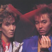 1984年デビュー当時の小室哲哉(左)と宇都宮隆。小室の風貌はCulture Clubのボーイ・ジョージを彷彿させる。(出典:「World Heritage」附録ブックレット / ソニーミュージックエンタテインメント)
