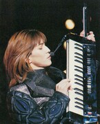 1991年3月「Rhythm Red Tour」国立代々木体育館公演の様子(出典:「Keyboard Magazine」1991年5月号 / リットーミュージック)。