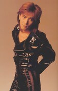 1990年、TMN時代の小室哲哉(出典:「Rhythm Red TMN Tour」パンフレット)。