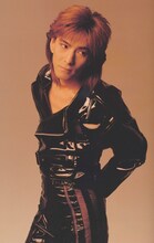 1990年、TMN時代の小室哲哉（出典：「Rhythm Red TMN Tour」パンフレット）。