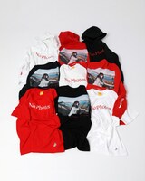 個展で発売されるコラボレーショングッズ。