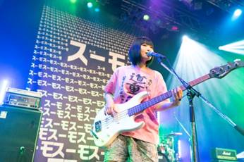 「SUUMO」テレビCM「スーモとヤバT ライブ」編の撮影時の様子。