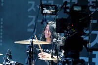 「SUUMO」テレビCM「スーモとヤバT ライブ」編の撮影時の様子。