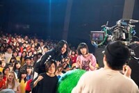 「SUUMO」テレビCM「スーモとヤバT ライブ」編の撮影時の様子。