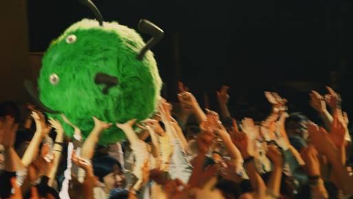 「SUUMO」テレビCM「スーモとヤバT ライブ」編のワンシーン。