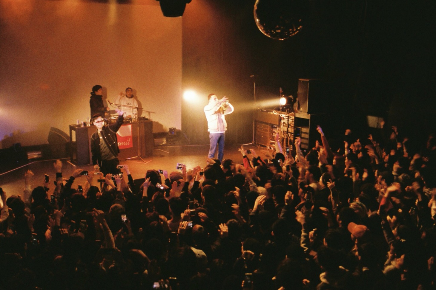 ステージ左からBIM、STUTS、VaVa、JJJ。（Photo by Ryohei Anbo）
