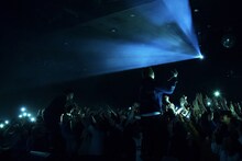 「Dream Chaser」をパフォーマンスするkZmとBIM。（Photo by Ryohei Anbo）