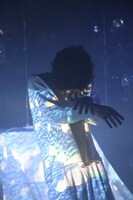 コンテンポラリーダンスを披露する門田匡陽（Vo, G）。（写真提供：株式会社ハイウェイスター）