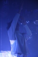 コンテンポラリーダンスを披露する門田匡陽（Vo, G）。（写真提供：株式会社ハイウェイスター）