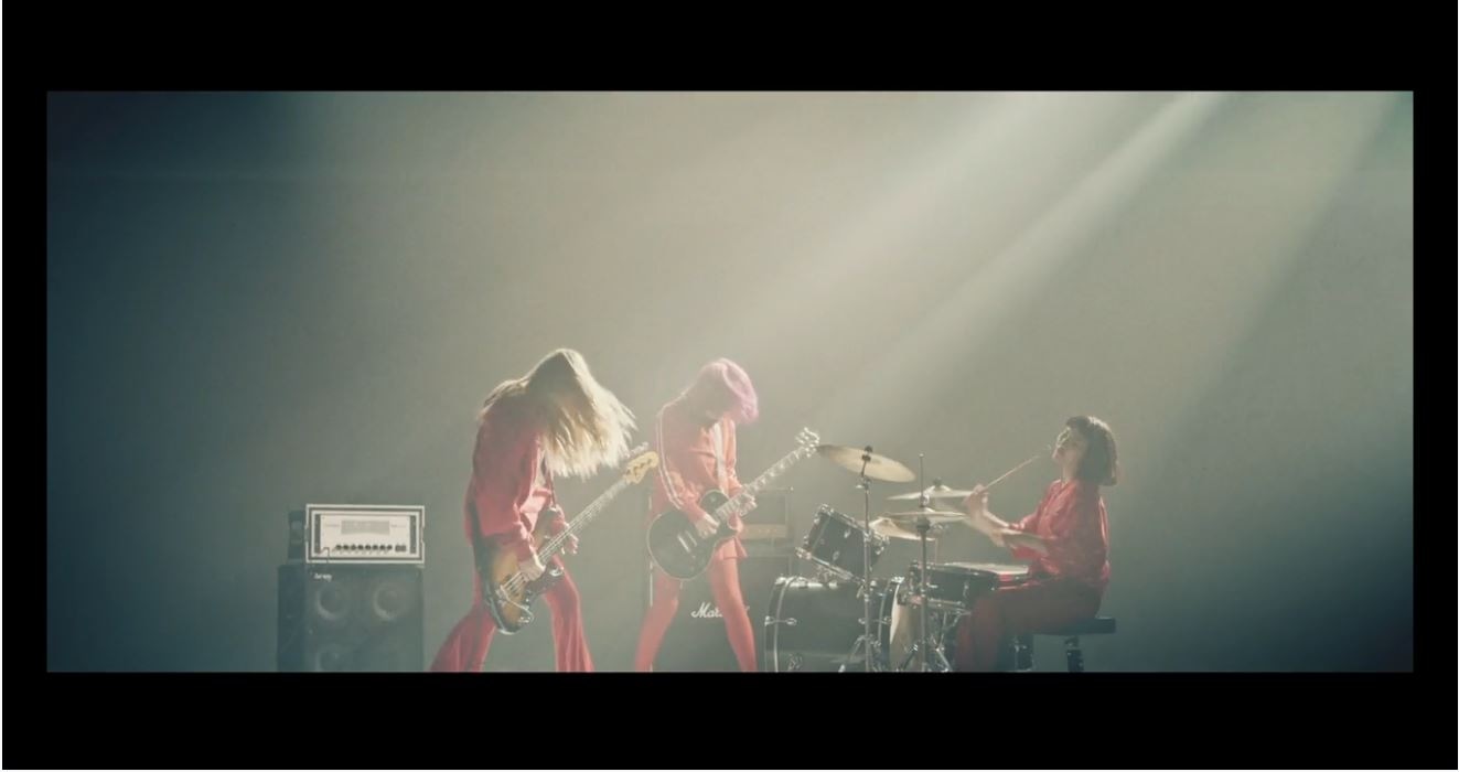 the peggies「マイクロフォン」ミュージックビデオのワンシーン。