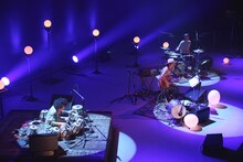 Caravan、U-zhaan、椎野恭一によるセッションの様子。