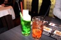 左から「背骨クリームソーダ」「ダージリンクーラー」。