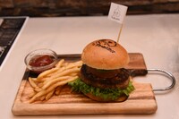 「ペニュの特製ハンバーガー」