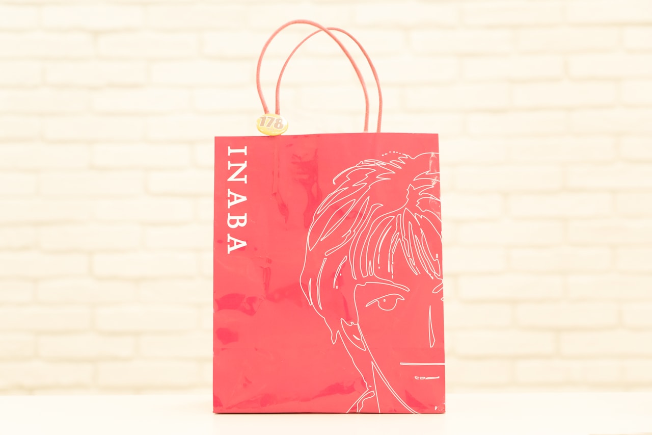 稲葉浩志の母が岡山・津山で経営する化粧品店のショップバッグ。実際に現地を訪れ化粧水を購入した。