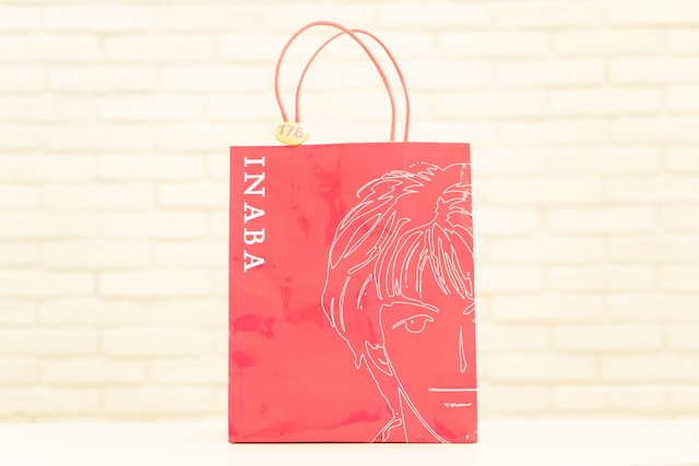 稲葉浩志の母が岡山・津山で経営する化粧品店のショップバッグ。実際に現地を訪れ化粧水を購入した。