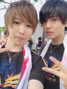 動画クリエイター仲間の桐崎栄二（右）がB'zファンでもあることが分かり、最近は一緒にライブを観に行っている。