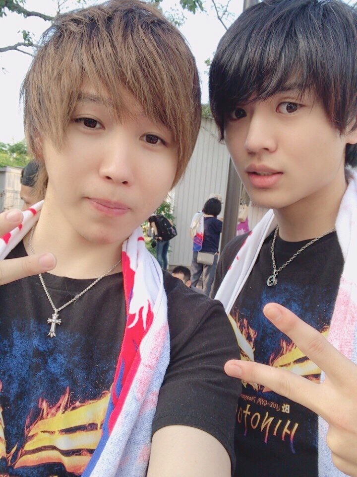 動画クリエイター仲間の桐崎栄二（右）がB'zファンでもあることが分かり、最近は一緒にライブを観に行っている。