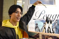 ペンギンに魚をあげるユースケ。