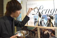 ペンギンに魚をあげるリョウガ。
