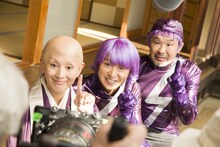 CMのメイキング写真。左から真理和尚（夏木マリ）、サトシーラ（大野智）、サクラーバ（桜庭和志）。