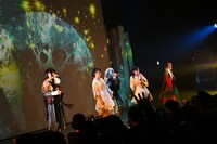 「リフレイン」を歌うamiinAと校庭カメラガールドライ。